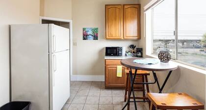 Elegant and Spacious West Oakland Flat Near Bart!