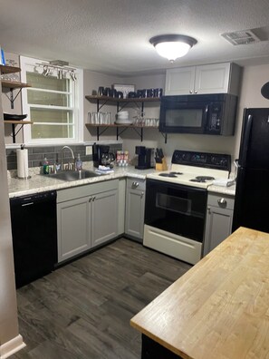 Kjøleskap, mikrobølgeovn, ovn og kokeplater