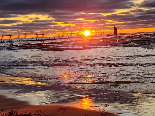 Beach nearby, sun-loungers - Cozy South Haven Cottage. Short walk to beach. Family and pet friendly! (South Haven)