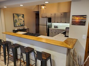 Fridge, microwave, oven, stovetop - Cozy South Haven Cottage. Short walk to beach. Family and pet friendly! (South Haven)