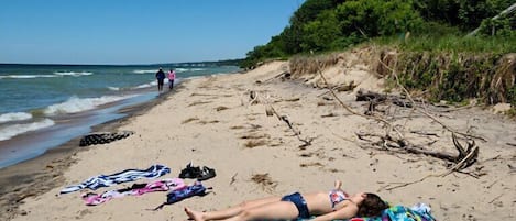 Vlak bij het strand, ligstoelen aan het strand