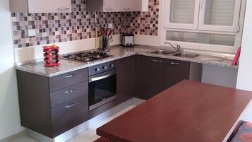 Fridge, microwave, oven, coffee/tea maker