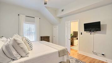 1 slaapkamer, een strijkplank/strijkijzer, wifi