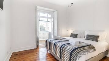 Superior kamer, 1 twee- of 2 eenpersoonsbedden, uitzicht op zwembad | Een minibar, geluiddichte muren, gratis wifi, beddengoed