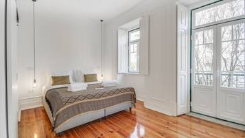 Standaard kamer, 1 twee- of 2 eenpersoonsbedden, balkon, uitzicht op stad | Een minibar, geluiddichte muren, gratis wifi, beddengoed