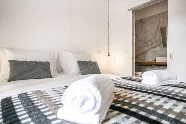 Minibar, sistema de insonorización, wifi gratis y ropa de cama