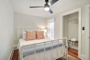 1 bedroom, iron/ironing board, WiFi - Gallery Stays - Parkside Loft with Luxury King bed (Savannah)