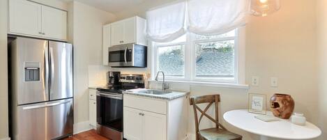 Køleskab, mikrobølgeovn, ovn, kogeplade