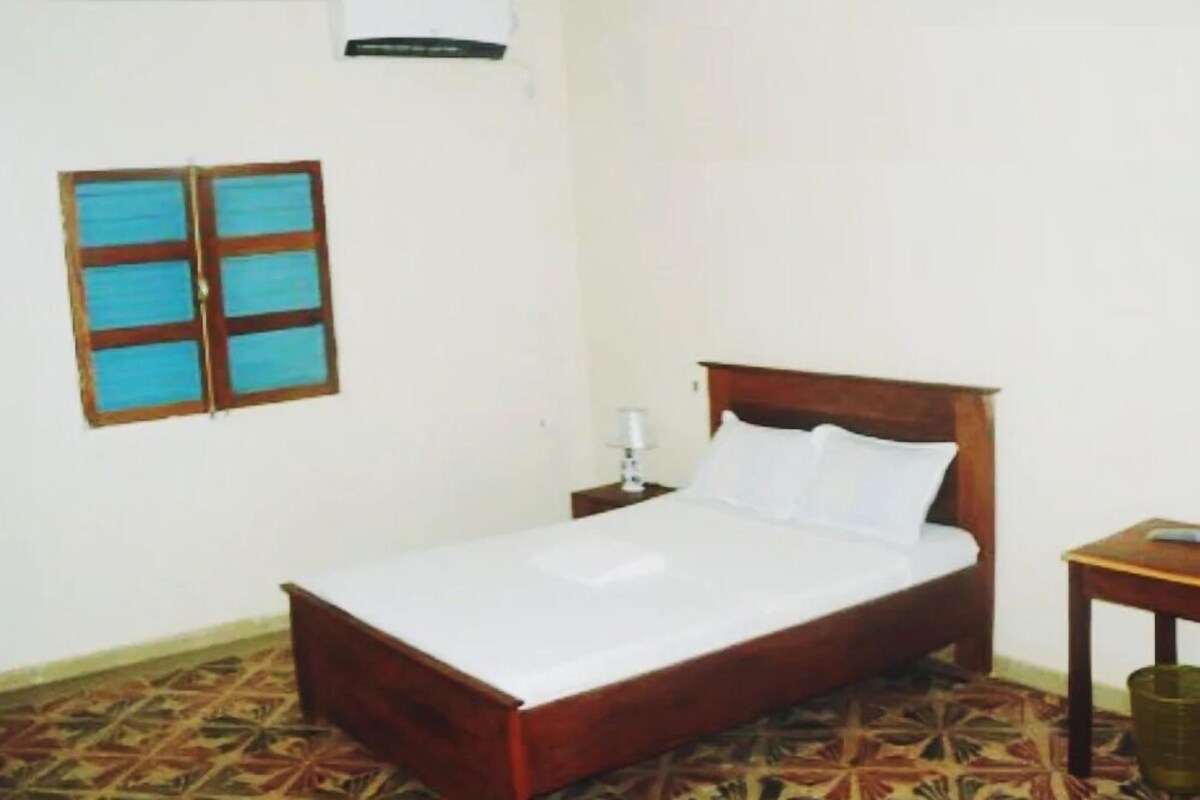 Escritorio, camas plegables/adicionales y ropa de cama 