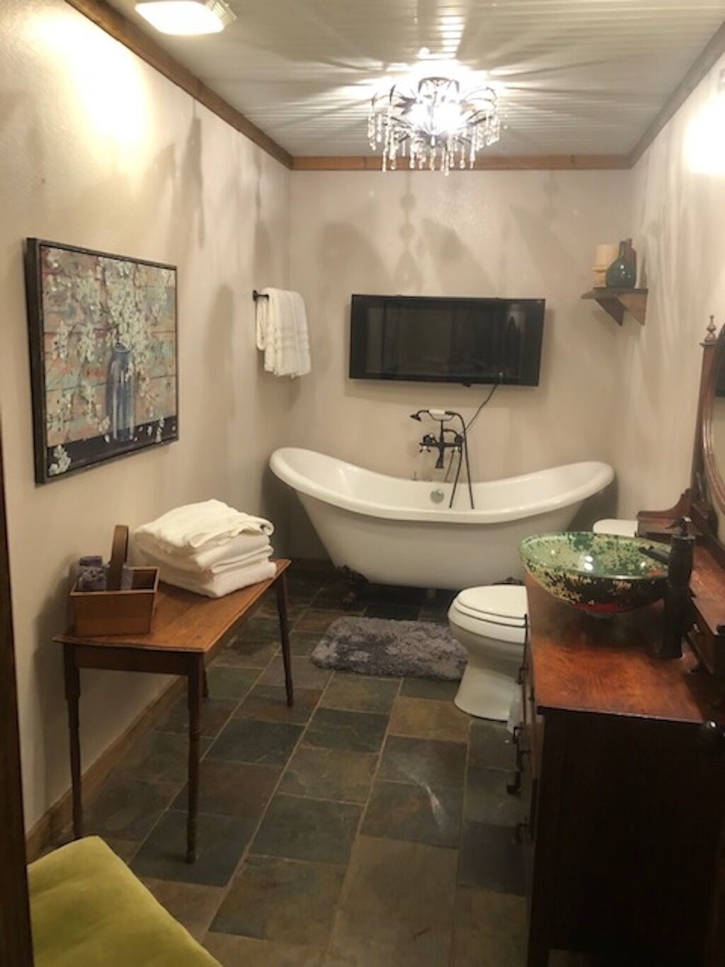 Combined shower/tub, jetted tub, hair dryer, towels