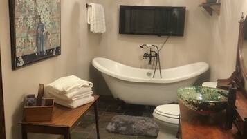 Combined shower/tub, jetted tub, hair dryer, towels