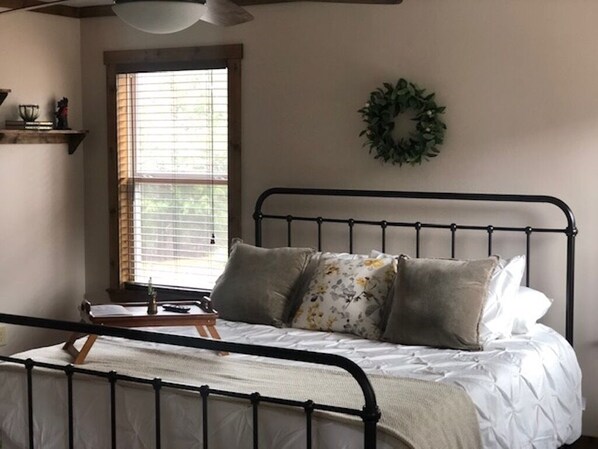 3 عدّة غرف نوم وخزنة داخل الغرفة ومكواة/لوح كي وسرير سفر