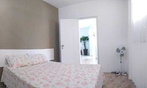 5 slaapkamers, een bureau, een strijkplank/strijkijzer, gratis wifi
