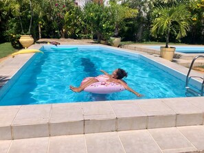 Piscine extérieure, accès possible de 9 h à 20 h, chaises longues