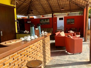 Bar-salon dans le hall