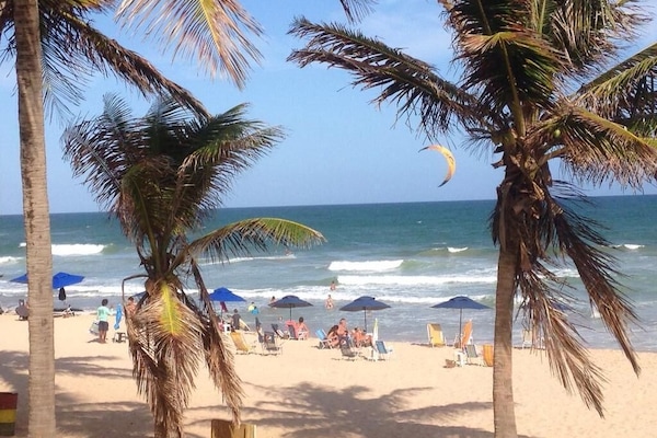 A strandtól nem messze, strandlepedők és 19 tengerparti bár