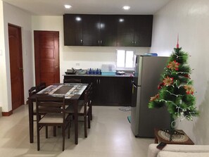 Dining - 3 bedroom townhouse with fast wifi and 8 seater SUV car optional (Tagbilaran City)