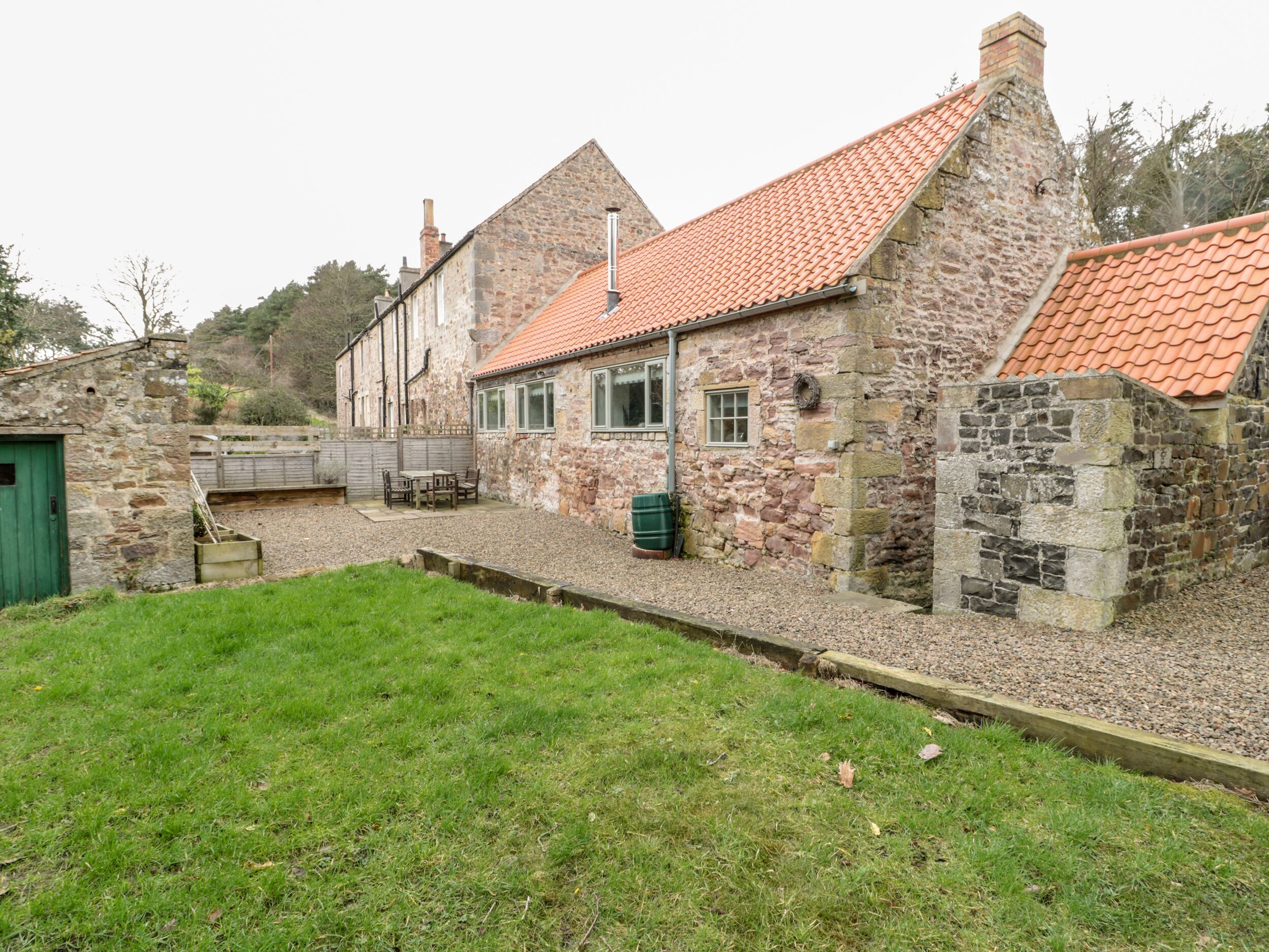 THE OLD WORKSHOP, pet friendly, luxury holiday cottage in Belford