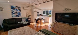 Smart TV, books - Country Bliss couples oasis. Outdoor chiminea in private garden, & sunset deck (Pyes Pa)