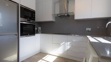 Een koelkast, een magnetron, een oven, een vaatwasser