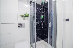 Suihku, hiustenkuivaaja, pyyhkeet, sampoo
