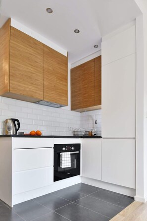 Réfrigérateur, four, plaque de cuisson