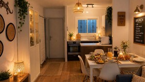 Una cocina moderna con comedor, una ventana con cortinas y un menú colgado en la pared.