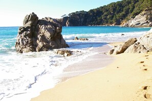 A beach with rocky formations and clear blue water. - Cala Llevadó Five – Pool, A/C and Terrace (Tossa De Mar)