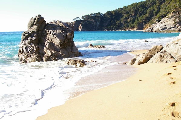 Beach nearby - Cala Llevadó, swimming pool, terrace, air conditioned (Tossa De Mar)