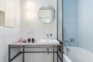 Banheira, secador de cabelo, toalhas de banho, shampoo