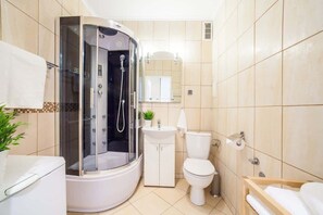 Een douche, een haardroger, handdoeken