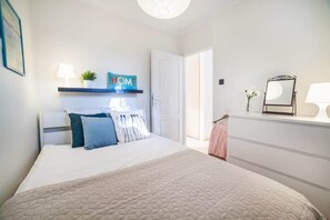 1 slaapkamer, een strijkplank/strijkijzer, wifi, beddengoed