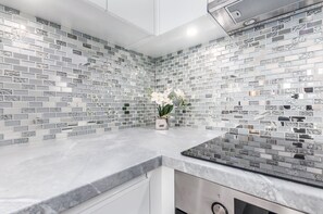 Fridge, oven, stovetop, cookware/dishes/utensils - Złota 11 | Strict Center Apartment | Warsaw (Warszawa)