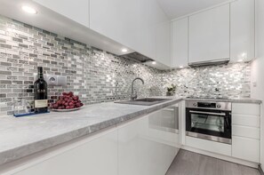 Fridge, oven, stovetop, electric kettle