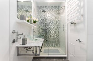 Shower, hair dryer, towels, shampoo