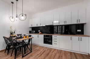 Een koelkast, een magnetron, een oven, een kookplaat