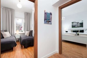 1 slaapkamer, een bureau, een strijkplank/strijkijzer, wifi