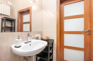 Een douche, een haardroger, handdoeken