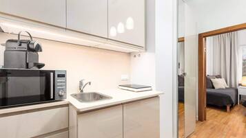 Køleskab, mikrobølgeovn, kogeplade, køkkentøj/tallerkener/redskaber