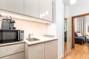 Een koelkast, een microgolfoven, een kookplaat, een broodrooster