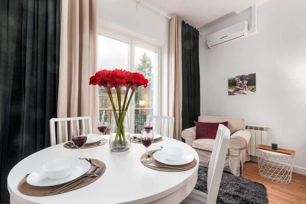 Dining - Nowy Świat 35 | Air Conditioned Apartment | Center (Warszawa)