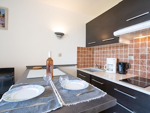 Een koelkast, een microgolfoven, een vaatwasser