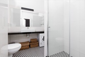 Suihku, hiustenkuivaaja, pyyhkeet