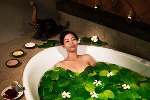 Secador de cabelo, toalhas de banho, sabonete, shampoo