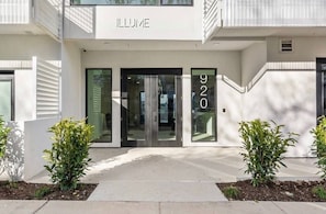 Ein modernes Gebäude mit der Aufschrift "ILLUME" und der Nummer "920" an der Fassade.