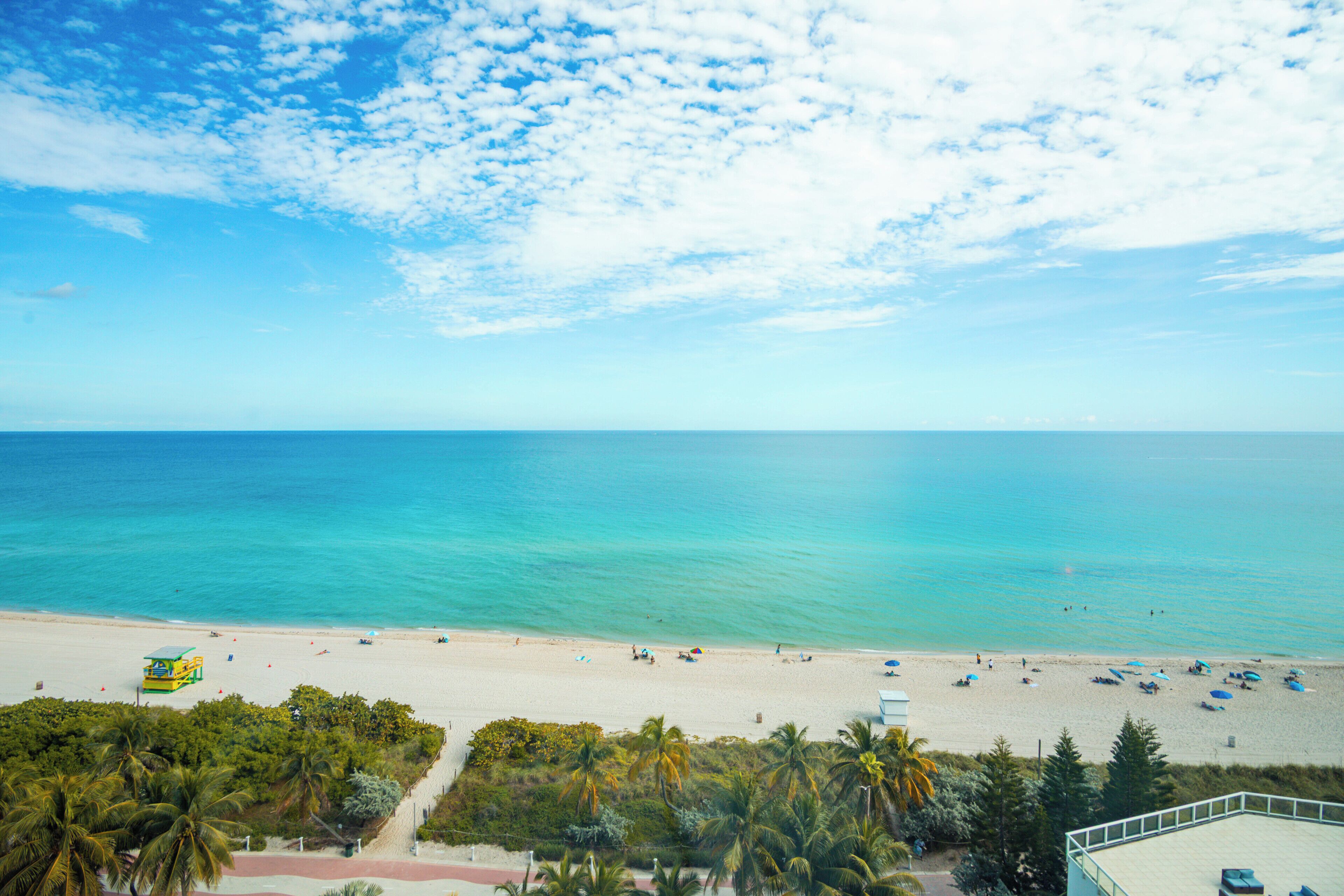 Una platja amb cel blau i aigües tranquil·les.