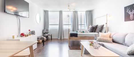 Deluxe Studio Suite (Apt 1405) | Living room | 32-inch LCD TV with cable channels, TV