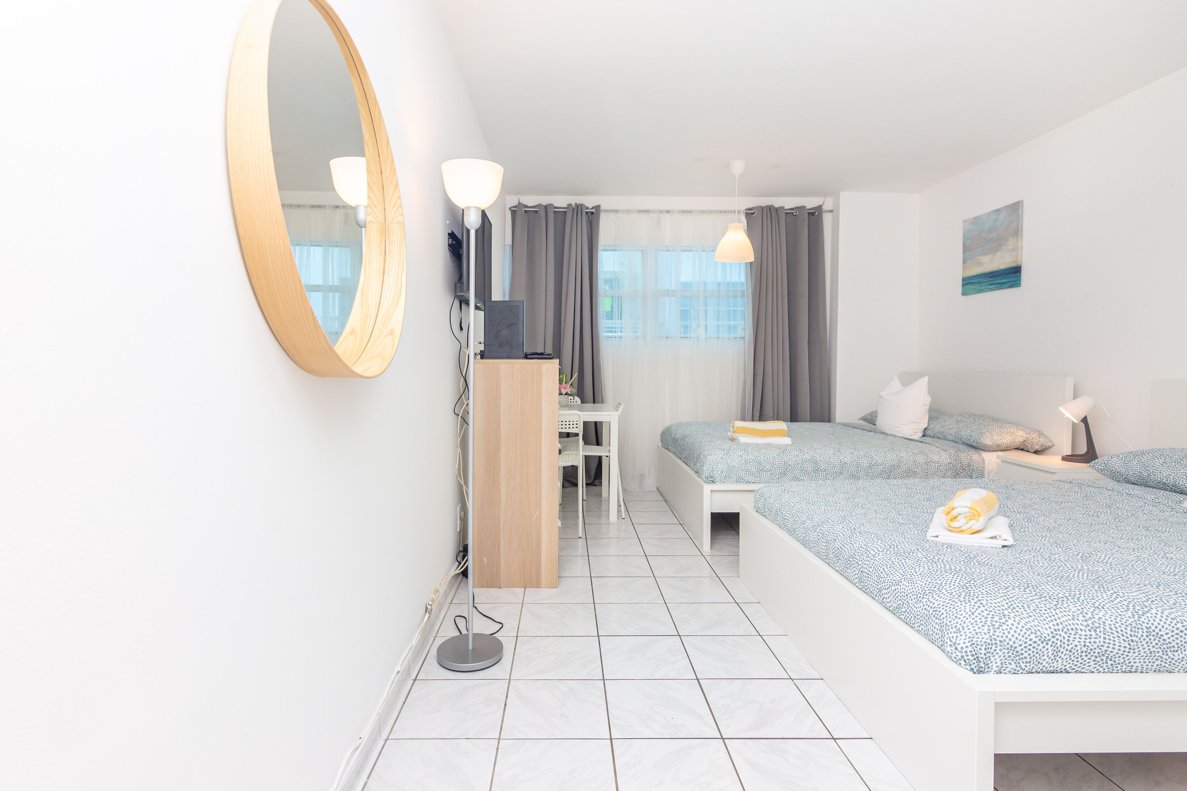 Classic Studio Suite | Oppholdsområde | En 32-tommers LCD-TV med kabel-kanaler samt TV