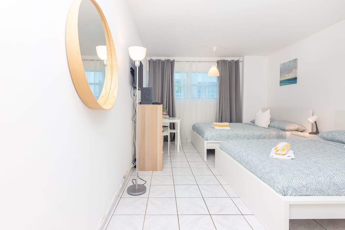 Classic Studio Suite | Vardagsrum | 32-tums LCD-tv med kabelkanaler och tv