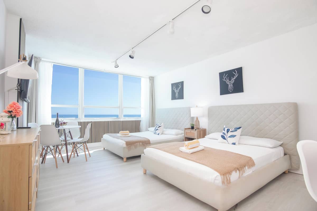 Studiosuite – panorama | Individuelt dekorert, individuelt innredet og skrivebord for bærbar PC